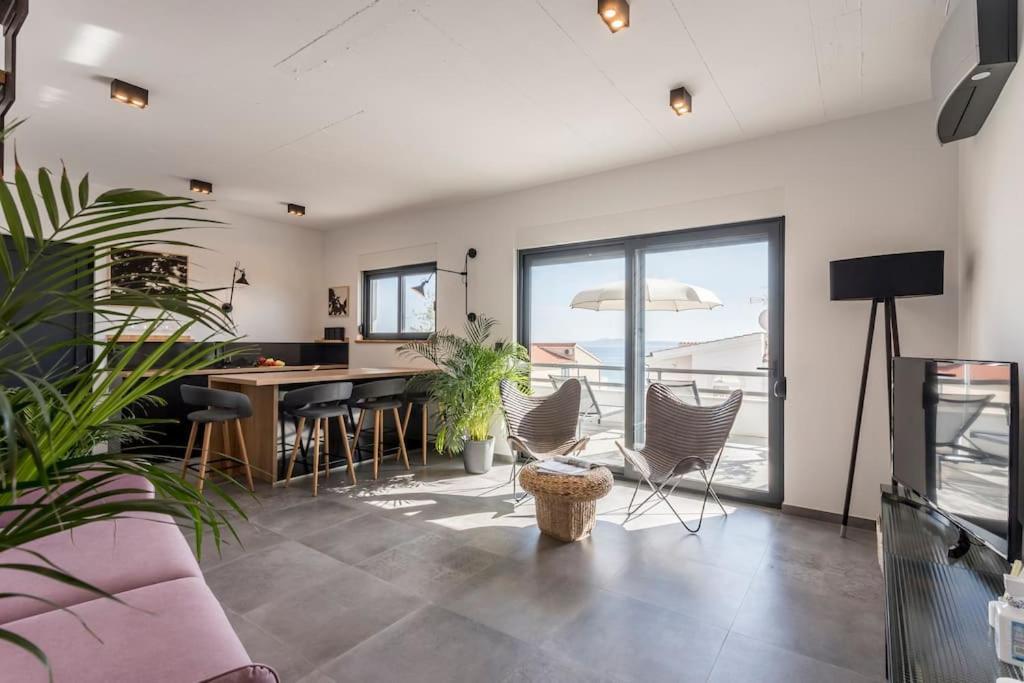 Holiday home Lolina,sea On A Palm! Heated Pool Trogir